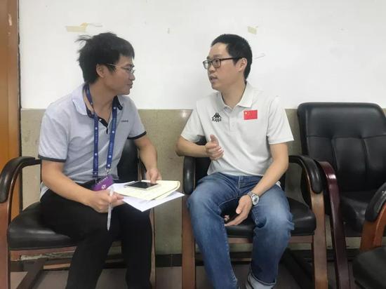 中国马术协会刘骦（右）接受第一赛马网专访
