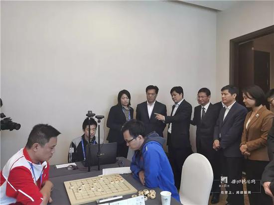 李建明一行来到衢江东方大酒店现场观摩象棋比赛