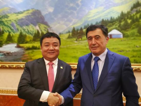上海合作组织秘书长诺罗夫(右),中国马会秘书长岳高峰(左)