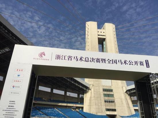 睡“席梦思”、穿“高跟鞋”!黄龙马术比赛,