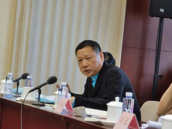 【博狗体育】政协委员周建平大会堂外打太极 建议太极拳进奥运