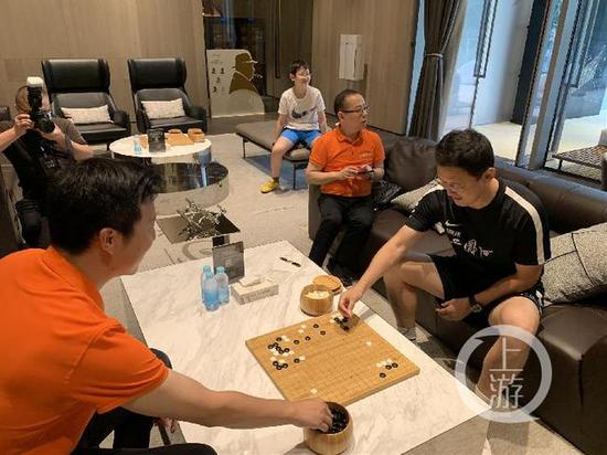 古力为孙继海讲棋