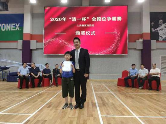 图说:常昊为小棋手颁奖 官方图