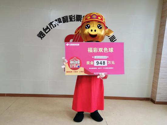 男子中双色球948万戴金猪面具兑 第一时间报告领导