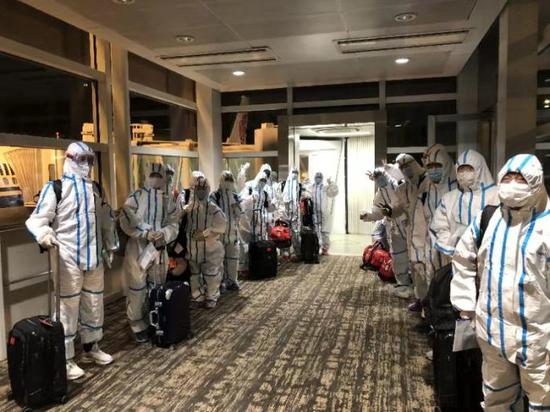 中国体操队从东京回到国内。 本文图片来源:中国体育报
