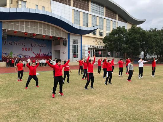 举重队“体能大合练”挑战自我 300斤李雯雯获益