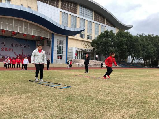 举重队“体能大合练”挑战自我 300斤李雯雯获益