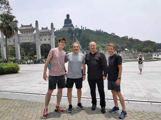 贝尼特斯(右二)非常喜爱中国文化。