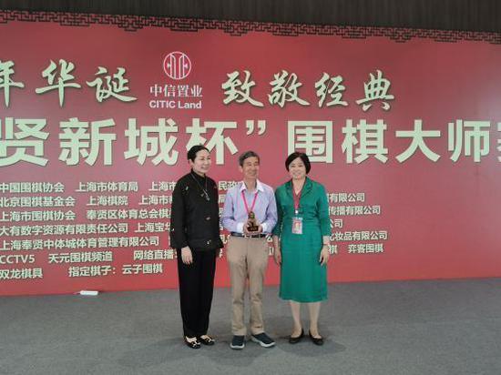 第三名王汝南领奖