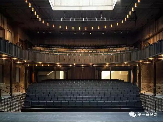 马厩华丽转身,被称为"迄今为止英国最好的小剧院"