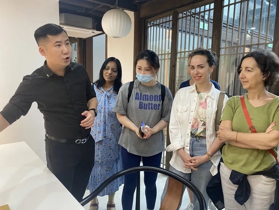 烂柯文化负责人带领外国友人参观中心