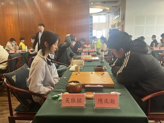 梦百合杯决赛如皋开战 倪张根获授“棋界典范”奖杯
