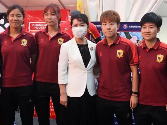 副市长贾丽娜与长春女足球员合影
