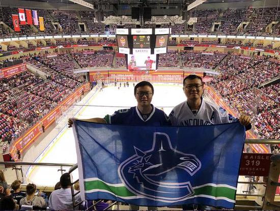 NHL情结深重的温哥华加人队球迷兄弟