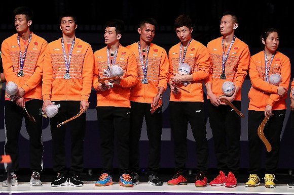 2017年苏杯亚军领奖台上，神情失落的国羽队员。图片来源：视觉中国