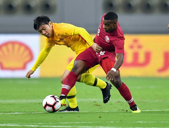 中国队球员张稀哲（左）与卡塔尔队球员马迪布在比赛中争抢。