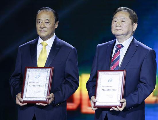 2015年5月3日，徐寅生（右）、李富荣（左）获中国乒乓球终身成就奖。