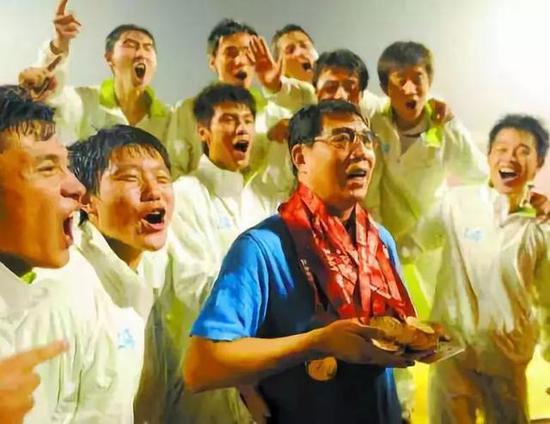 在大多数球员的成长案例来看,徐根宝独树一帜的训练管理方法也着实让人钦佩。