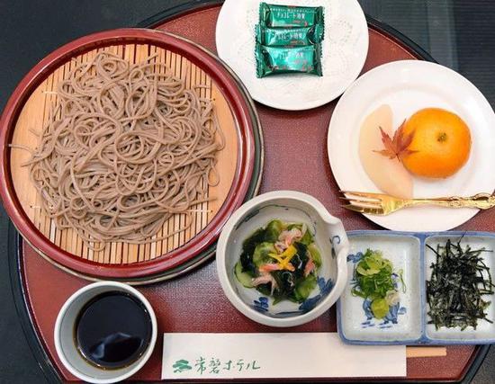 第二天的午餐,井山裕太点了冷荞麦面,而张栩点了咖喱乌冬面套餐。