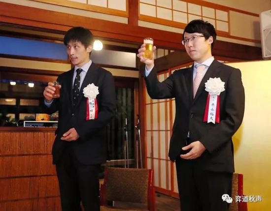 前夜祭上双雄举杯