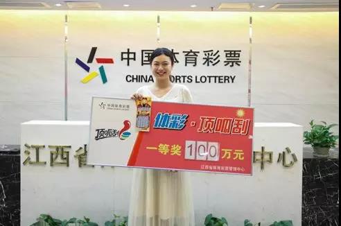 中奖得主领奖照