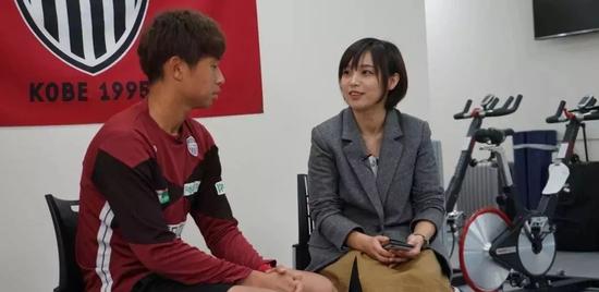 《足球少年养成》纪录片主持人JOJO采访乡家有太。JOJO另一个身份,是国内知名摇滚乐队‘指人儿’的主唱