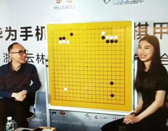 蓝天四段和张越然二段直播讲棋画面