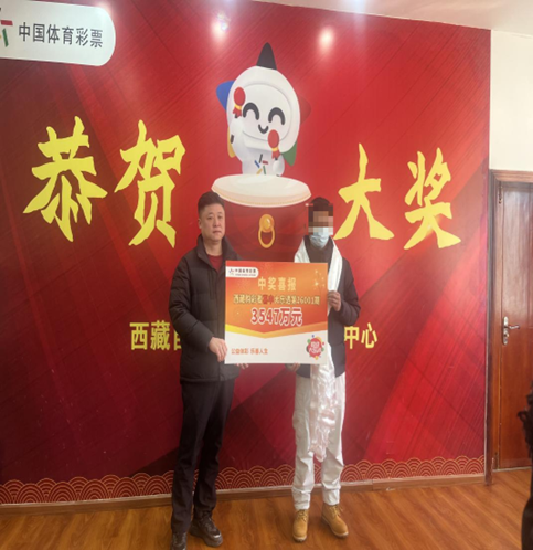 中奖得主领奖照