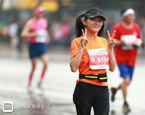 一旦女孩子开始跑步了，一定会变美。首先身体上，脂肪少了，全身更紧实了。