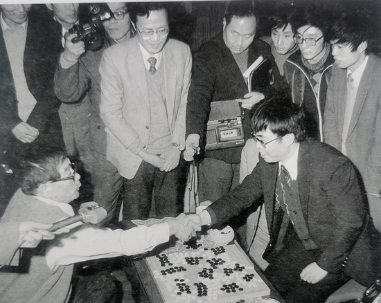 1984年11月20日,第一届中日围棋擂台赛第15局,聂卫平胜藤泽秀行,中国队取得胜利。开启中华大地围棋热潮。