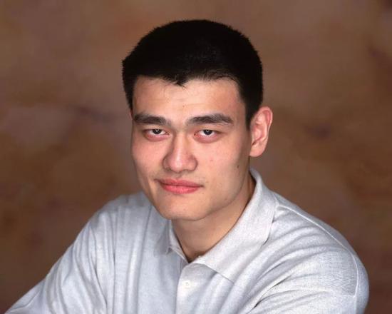 老照片2003年的姚明那时候真的是瘦
