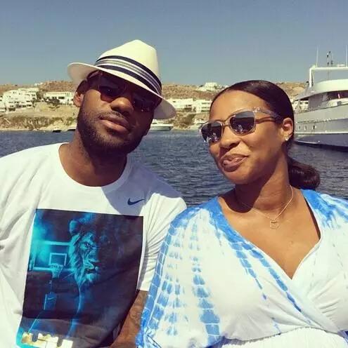 尬舞+调戏女记者!希望有关部门管管这个老汉