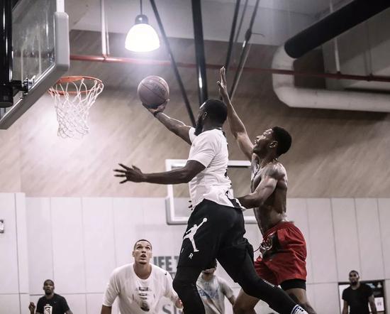 哥們,今天臨時有事,就不去打球了……-黑特籃球-NBA新聞影音圖片分享社區
