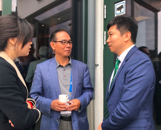蔡振华与2004年雅典奥运会男单冠军柳承敏交谈。