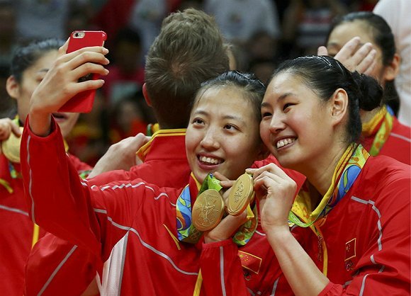 来自辽宁女排的丁霞和颜妮祝贺里约夺金。(图片来源:视觉中国)