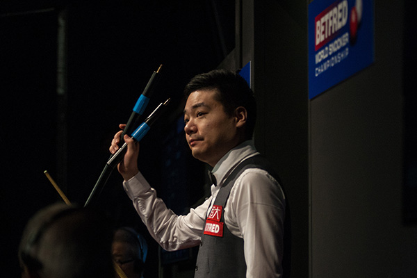 2018斯诺克世锦赛1/4决赛第三阶段:丁俊晖VS巴里·霍金斯。