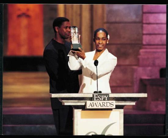 1996年，洛蕾塔获得ESPN颁发的阿瑟·阿什勇气奖。