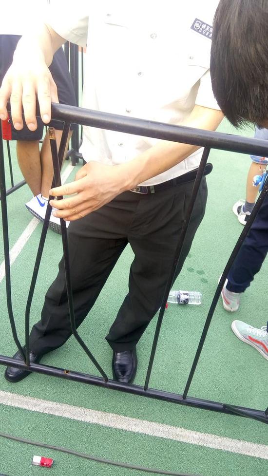 林书豪复旦大学险酿悲剧 球迷混乱抢球鞋倒地一片防护栏断裂