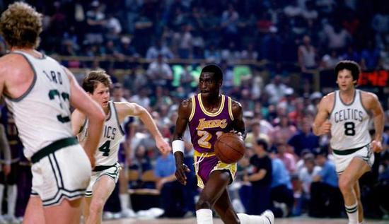 总决赛上的三分神射手们!詹姆斯超越库里,雄踞榜首!