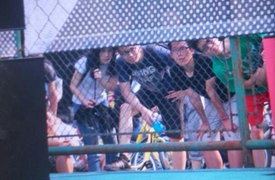 林书豪复旦大学险酿悲剧 球迷混乱抢球鞋倒地一片防护栏断裂