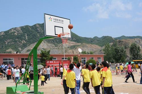 辽宁男篮也来啦 快乐操场为岫岩乡村少年圆梦