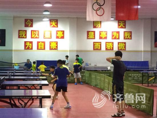 李晓霞9岁左右来到济南训练，曾经的她在人们眼中的样子是短发、话多、合群，像个男孩子。