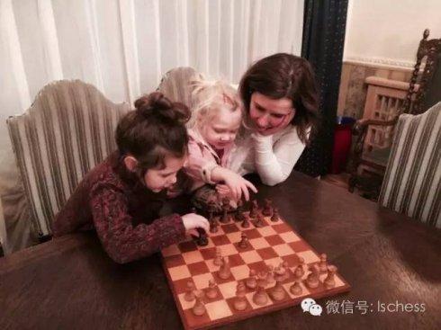 拉脱维亚高官力克棋后侯逸凡