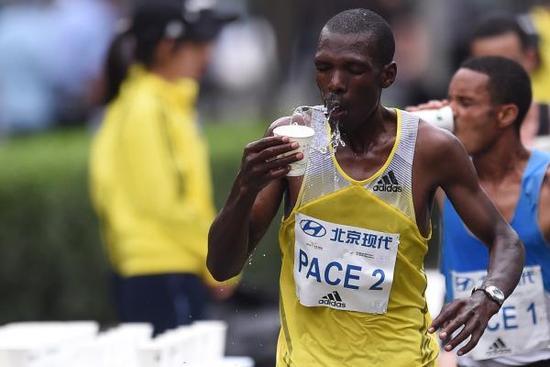 网球比分直播网:黄晓明baby路透照曝光 baby素颜像小女生 - 中国新闻网