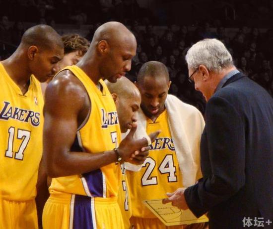 Phil_Jackson_coaching_LAL.jpg