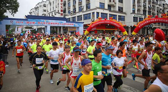 5000余名华人跑步爱好者现场开跑