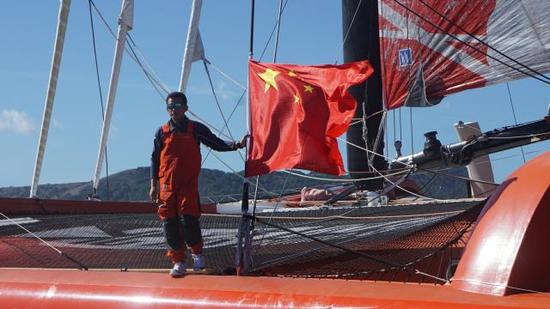 资料图，10月18日，在美国旧金山湾，郭川在他的三体帆船上。新华社记者徐勇摄