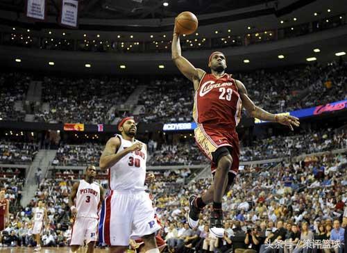 后来干脆就有人说了：“像詹姆斯这样打球，是绝对打不到40多岁的。”嗯，这话倒是有点道理。