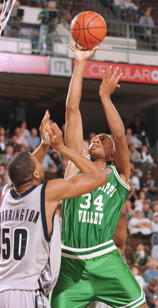 奇人！他也是96一代，却拒绝打NBA宁愿当牧师