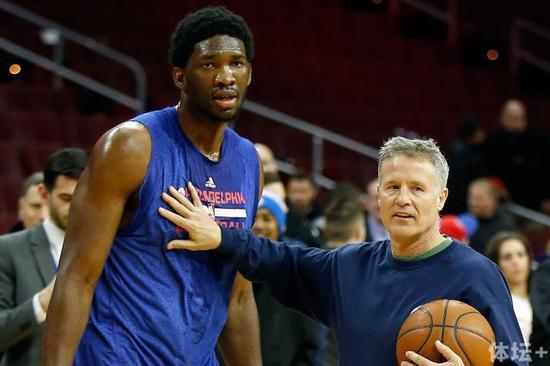 103015-joel-embiid-brett-brown.jpg